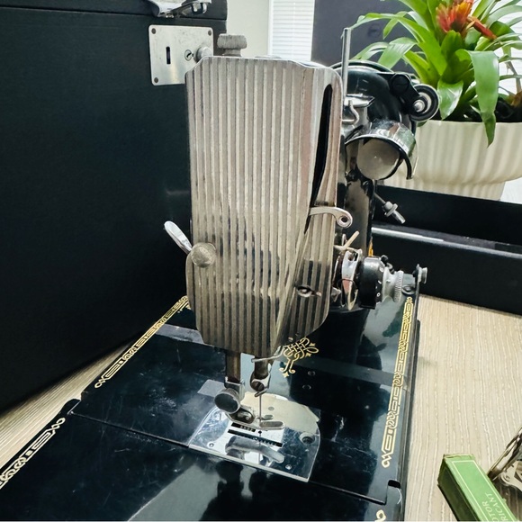 Antique Singer featherweight 221 sewing machine 1947 - Picture 6 of 16